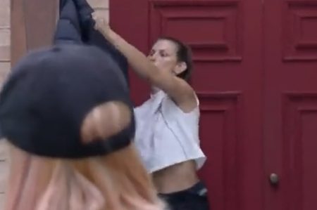 A Fazenda 2021: Dayane Mello pega faca e rasga roupa de Rico Melquiades; assista ao vídeo