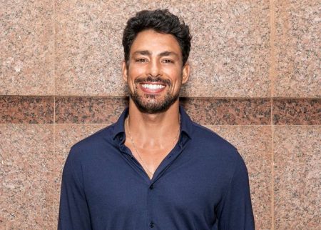 Cauã Reymond compartilha foto ao lado do irmão e choca com semelhança