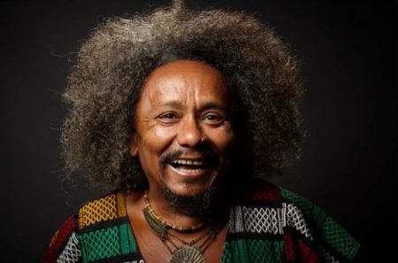 Chico César é alvo de racismo em programa de rádio e apresentador se desculpa