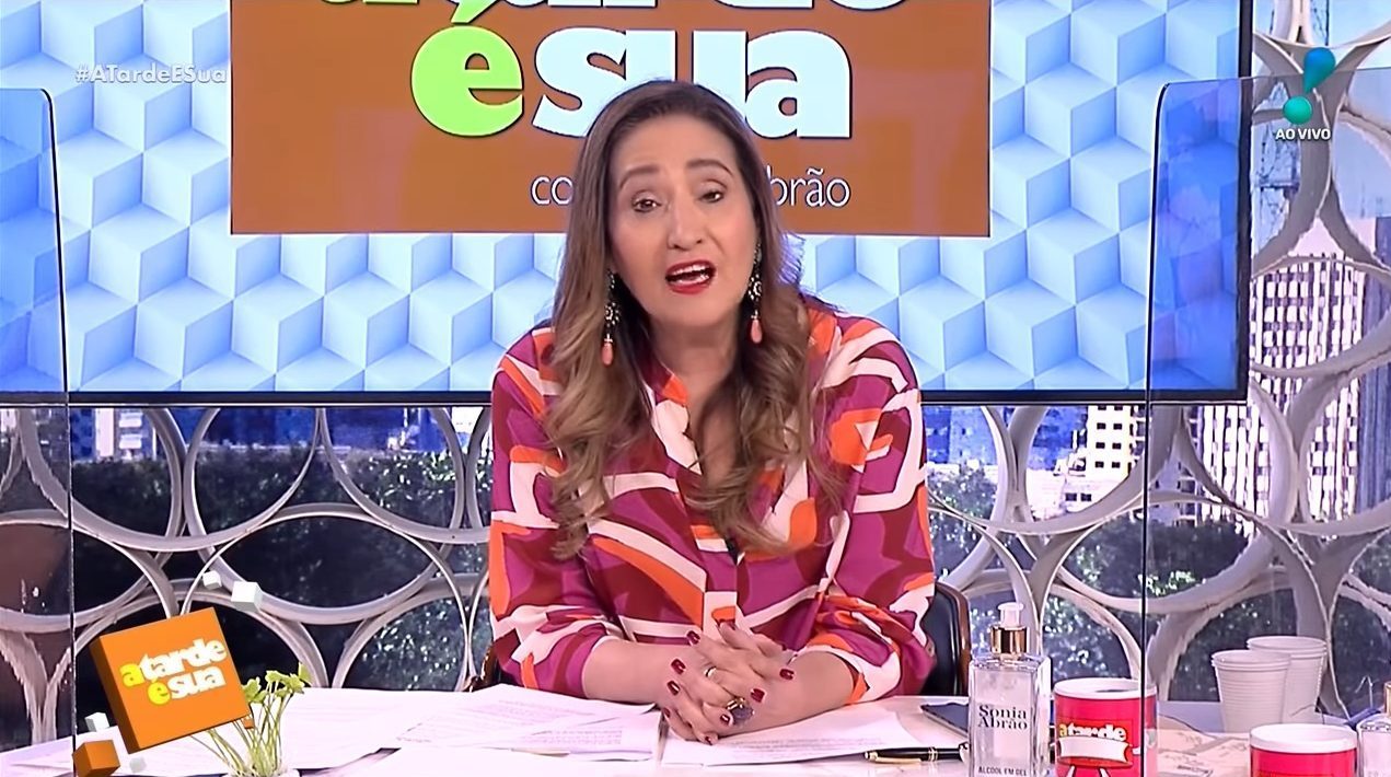 Sonia Abrão exibe vídeos de estrago na casa da família no litoral de SP e desabafa ao vivo
