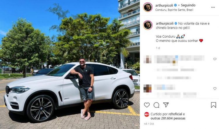 Arthur Picoli adquire carro de R$ 500 mil e comemora com fãs