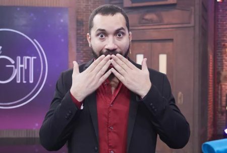Gil do Vigor volta ao Brasil e é “tietado” por Galvão Bueno
