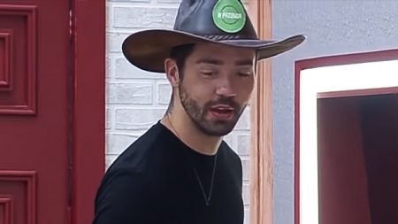 A Fazenda 2021: Rico “negocia” chapéu do fazendeiro com o diretor do reality