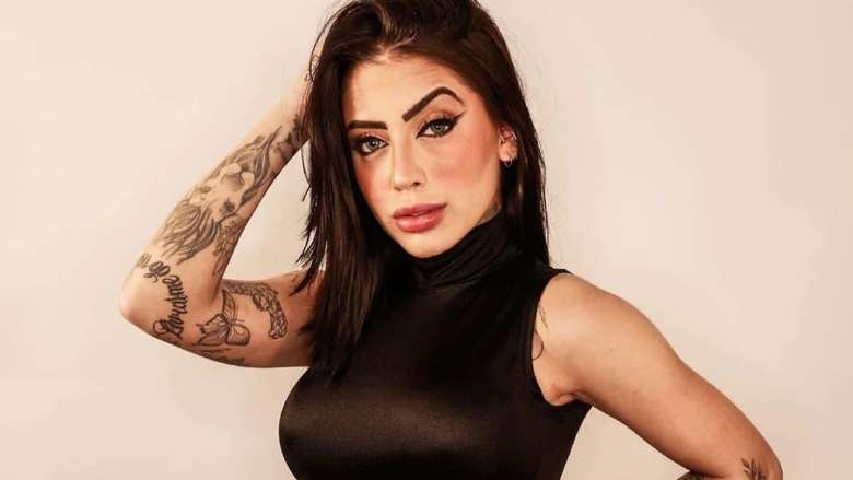 Após divórcio, MC Mirella revela que está removendo tatuagens
