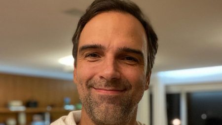 Tadeu Schmidt chama a atenção por detalhe inusitado em visita à casa do BBB 2022