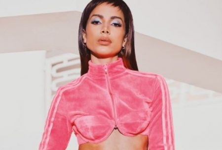 Anitta faz festa e dispara contra negacionistas: “Não entra”