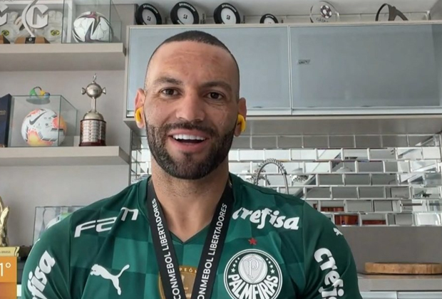 Goleiro do Palmeiras pega comentarista da Globo de surpresa e Fátima Bernardes reage