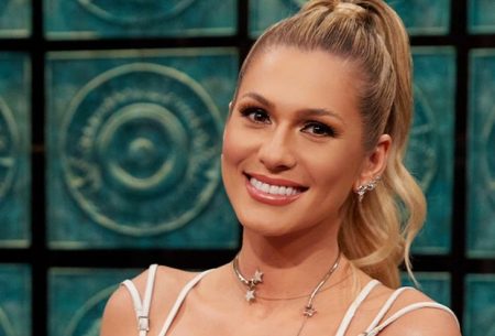 Globo contrata Lívia Andrade para trabalhar com Luciano Huck aos domingos