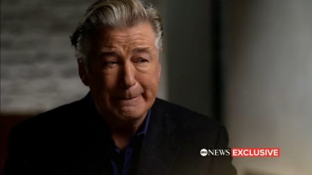 Alec Baldwin dá 1ª entrevista e chora ao falar de morte de diretora em set