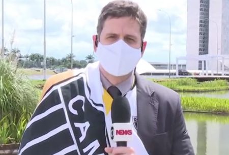 Repórter da GloboNews quebra protocolo e mostra camisa do Atlético-MG ao vivo