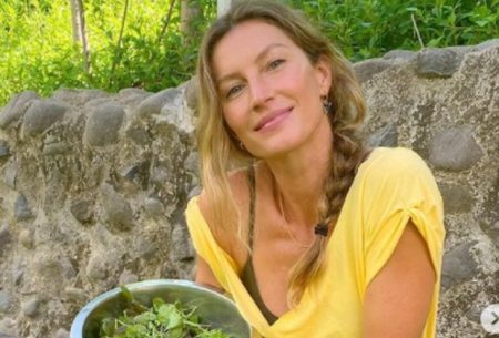 Gisele Bündchen resgata tartaruga no meio da praia e registra momento