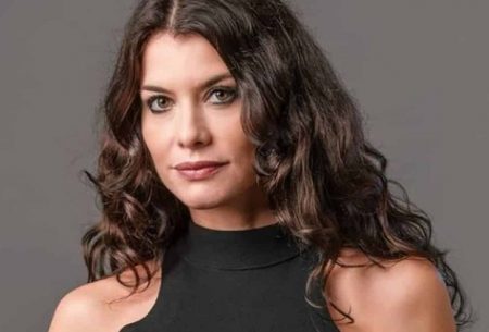 Alinne Moraes abre o jogo ao relembrar ausência do pai em criação