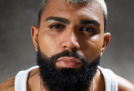 Gabigol é flagrado aos beijos e deixa show com modelo