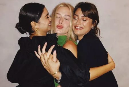 Thaila Ayala recebe visita de Fiorella Mattheis e Sophie Charlotte após dar à luz
