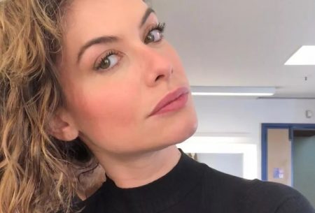 Alinne Moraes surge de topless e Instagram derruba fotos