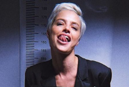 Agatha Moreira ostenta barriga trincada e recebe elogios