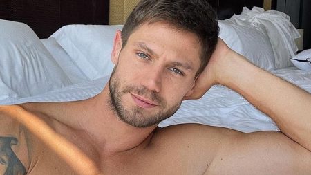 Ex-BBB Jonas aparece de sunga molhada na praia e detalhe dá o que falar