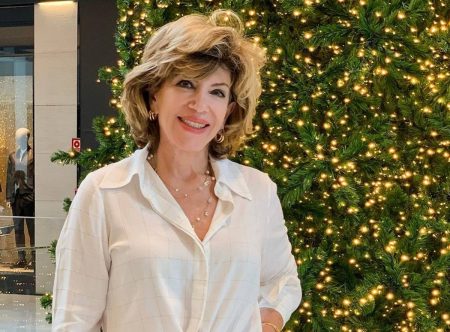Silvia Poppovic faz rara aparição com sua única filha e surpreende os fãs