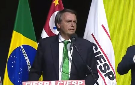 Inspirado, Bolsonaro solta dois palavrões e CNN Brasil flagra momento