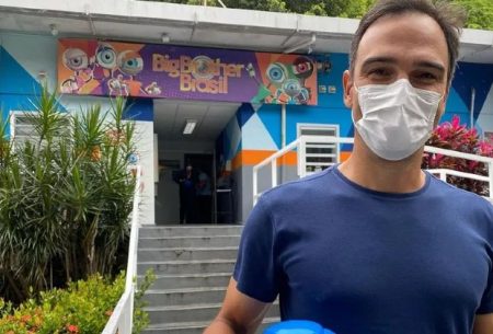 Tadeu Schmidt faz prova de figurino para apresentar o BBB 2022