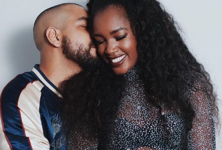 Iza ganha mão boba do marido ao posar de biquíni