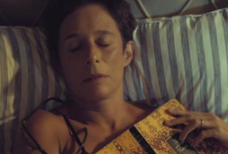 Andrea Beltrão fala sobre o prazer da mulher madura e dispara: “Quem não se masturba?”