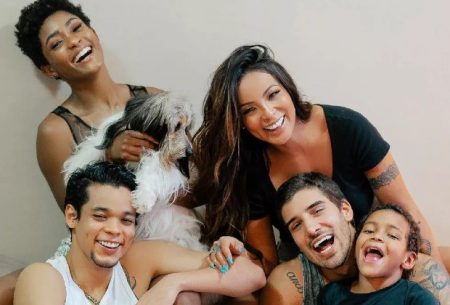 Erika Januza revela que pediu autorização a Carol Nakamura para beijar o filho dela