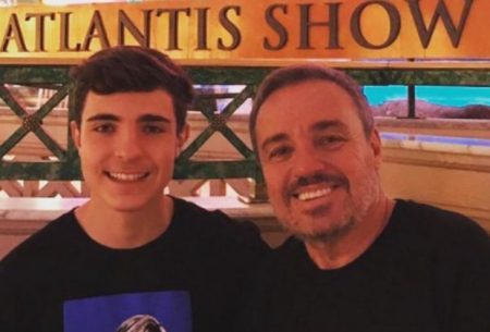 Filho de Gugu surge curtindo férias com a namorada