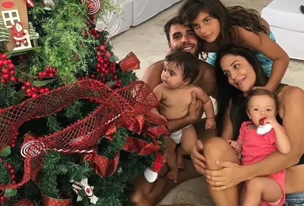 Ivete Sangalo exibe decoração de Natal e detalhes chamam a atenção