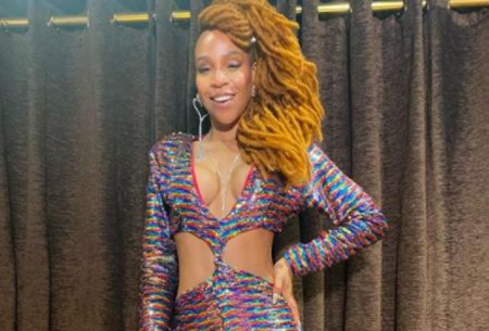 Karol Conká retorna aos palcos e relembra cancelamento após BBB