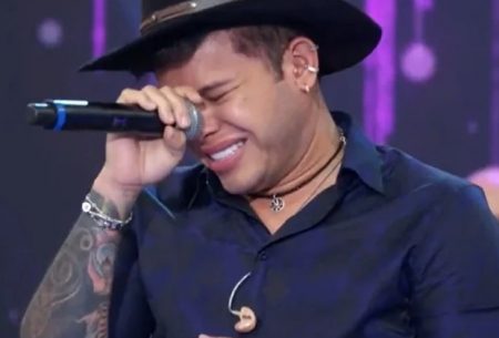 Tierry se emociona e chora ao homenagear Marília Mendonça