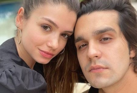 Luan Santana se empolga e deixa mão boba em namorada