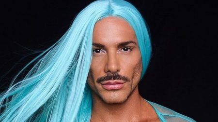 Matheus Mazzafera vai à festa com figurino ousadíssimo e se revolta com haters