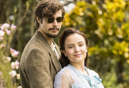 Larissa Manoela abre o jogo sobre atuar em novela de época e parceria com Rafael Vitti