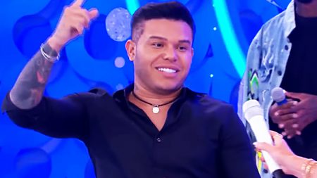 Tierry choca ao exibir habilidade em equilibrar coisas e faz sucesso com os fãs