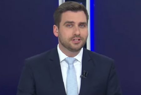 Telejornal da Band sofre pane e vaza apresentador bocejando ao vivo