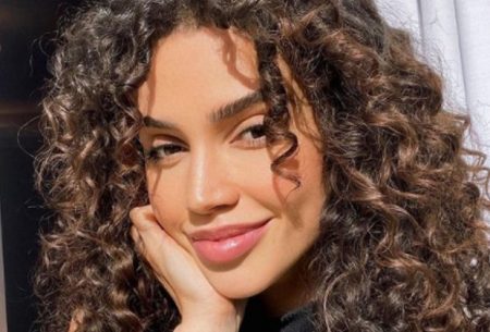 Grávida, ex-BBB Paula Amorim exibe barriguinha e toma atitude