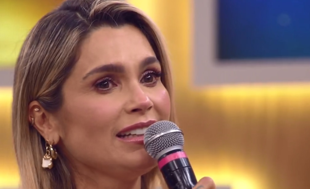 Flávia Alessandra chora após declaração de amor de “mãe de novela”