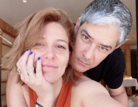 William Bonner aparece em foto inédita com a esposa e sua nova família