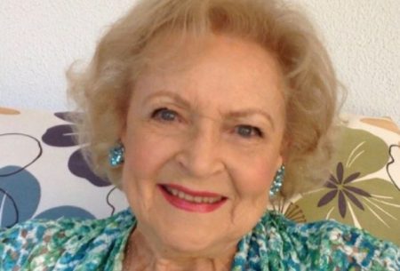 Morre Betty White, estrela de série transmitida pela Globo