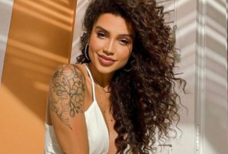 Grávida, Paula Amorim faz simpatia para tentar descobrir sexo do bebê