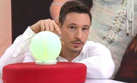 Perfil do Vem Pra Cá ignora fim do programa, faz anúncio e web não perdoa