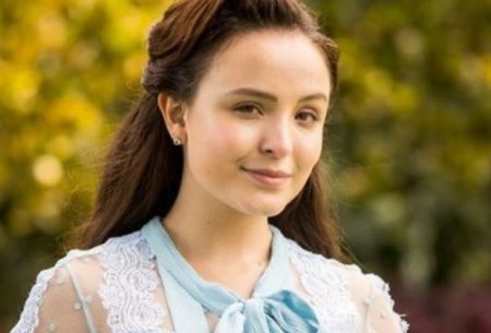 Larissa Manoela se emociona ao ver cenas de Além da Ilusão