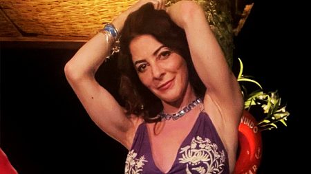 Ana Paula Padrão arranca elogios ao posar de biquíni em fotos raras
