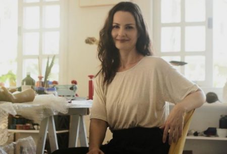 Carolina Kasting posa sem roupa, imagem é deletada do Instagram e atriz toma atitude