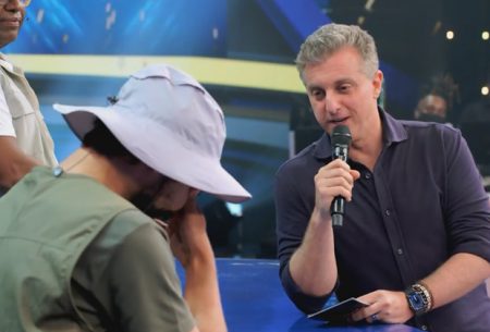 Homem chora no Domingão e faz Luciano Huck sofrer acusação nas redes sociais