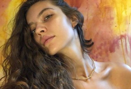 Alanis Guillen posa com sucuri gigante nos bastidores de Pantanal e impressiona