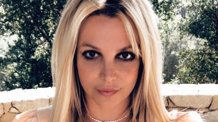 Britney Spears está livre da tutela abusiva e não tanto dos “fãs” igualmente controladores