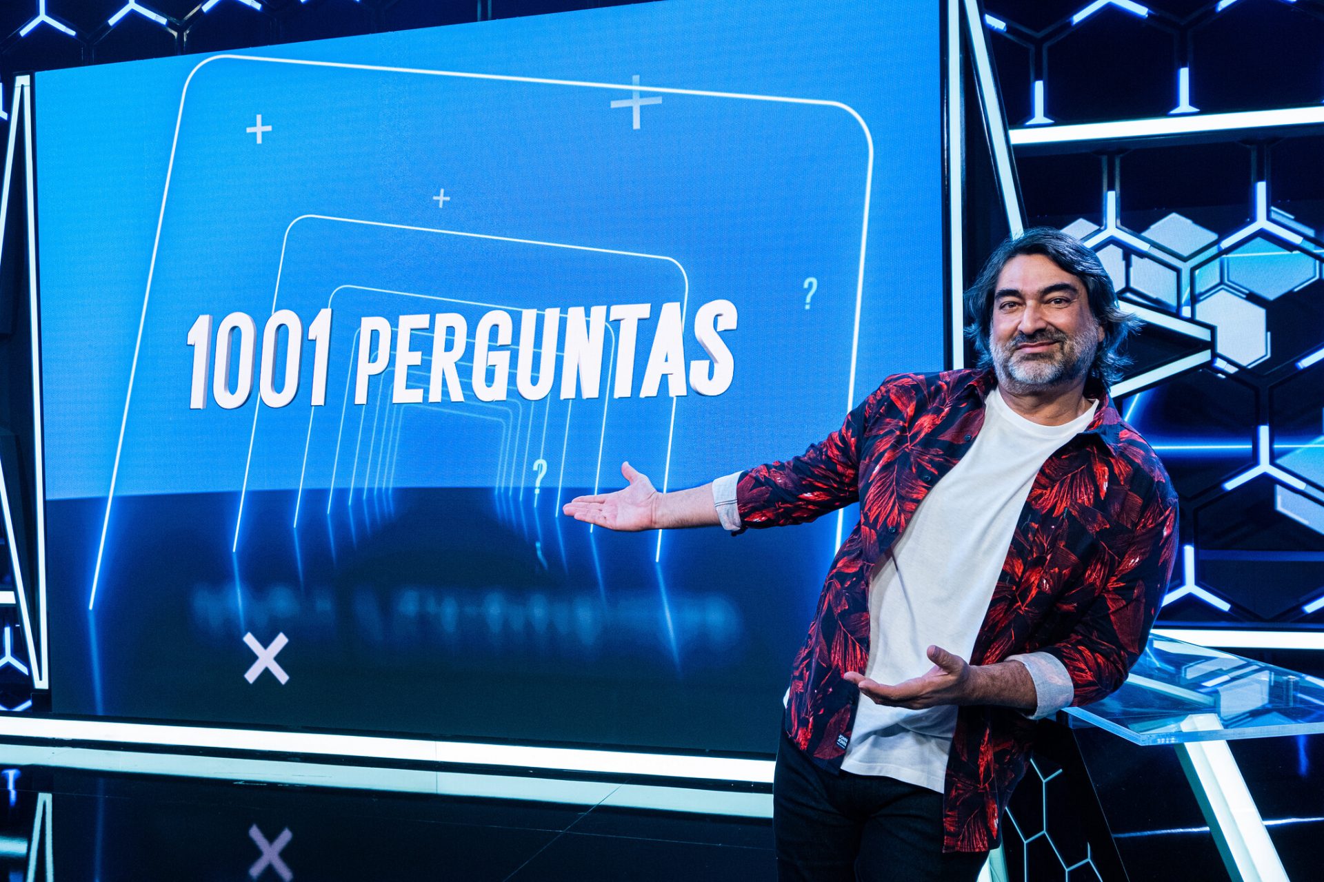 Concorrente do BBB 2022, Zeca Camargo compara 1001 Perguntas com reality da Globo