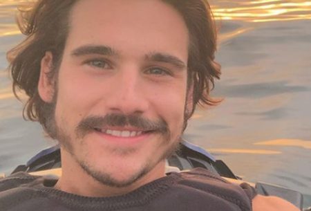 Nicolas Prattes tira a camisa, exibe corpo trincado e peludo e gana